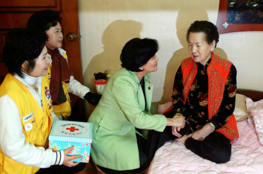 유중근 韓赤 총재, 설 앞두고 고령 이산가족 위로방문의 이미지 중 선택된 이미지